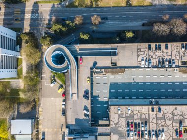 Arabalar için spiral rampalı çatıdaki otoparkın havadan görünüşü