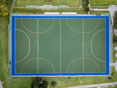 Avrupa 'daki boş futbol sahasının havadan görünüşü