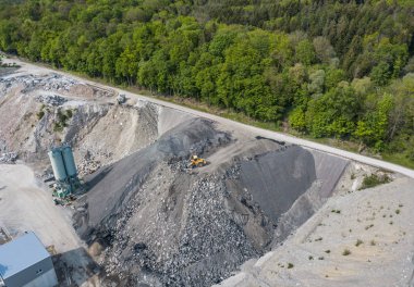 İnşaat alanındaki büyük kazıcının hava görüntüsü.