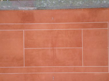 İsviçre 'deki boş tenis kortunun havadan görünüşü.