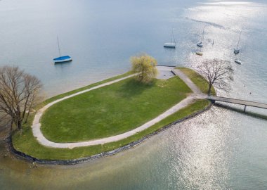 İsviçre 'de bir gölün kıyısındaki küçük adanın havadan görünüşü