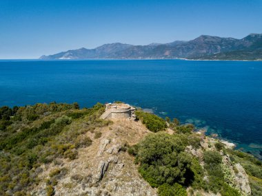 Suya yansıyan deniz manzarası