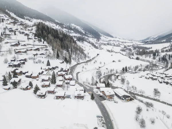 Flygfoto Över Snötäckta Hustak Bergsbyn Vintern — Stockfoto