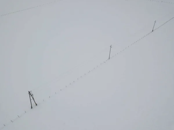 Luftaufnahme Einer Hochspannungsleitung Verschneiter Landschaft — Stockfoto