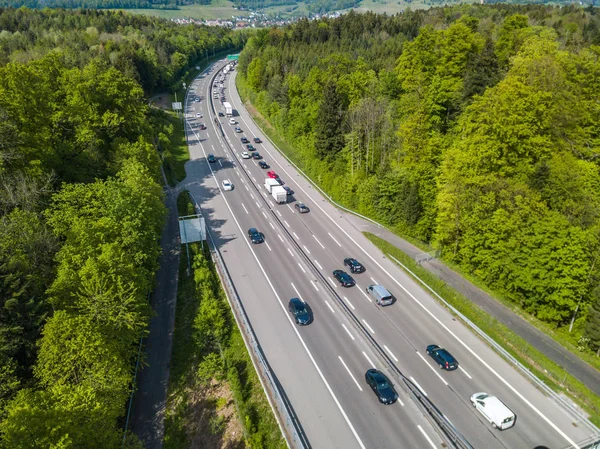 İsviçre 'de gün batımında kırsal alanda hava manzaralı yol