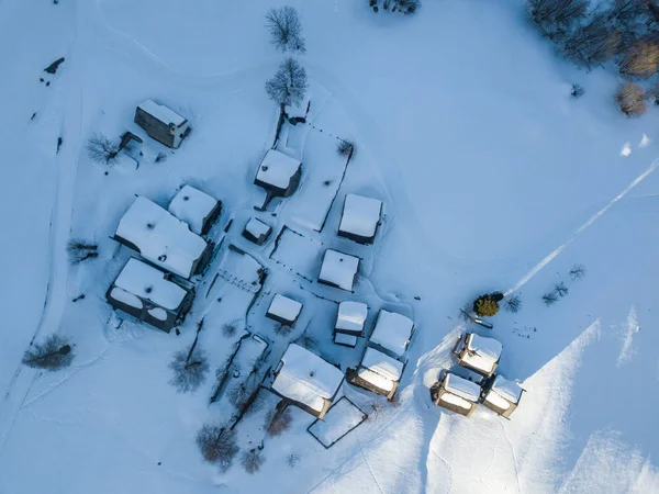 Flygbild Över Snötäckta Hus Liten Lantlig Stad Schweiz — Stockfoto