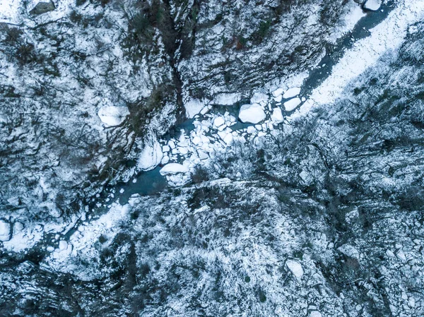 Letecký Pohled Zasněženou Řeku Hlubokém Údolí — Stock fotografie