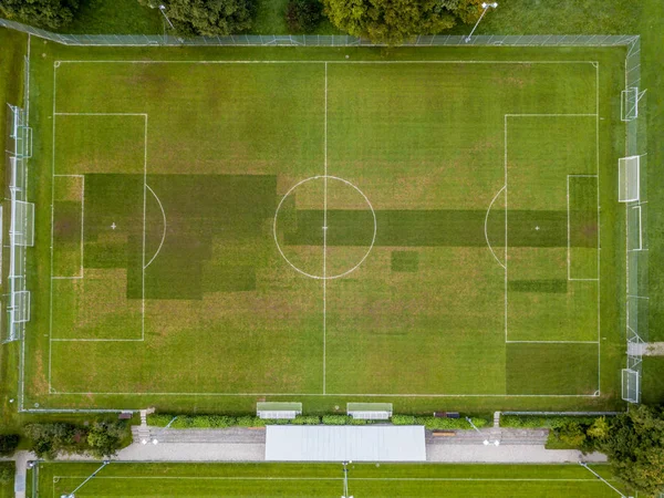 サッカーの目標の空中ビュー 白い線で空のサッカー場 — ストック写真