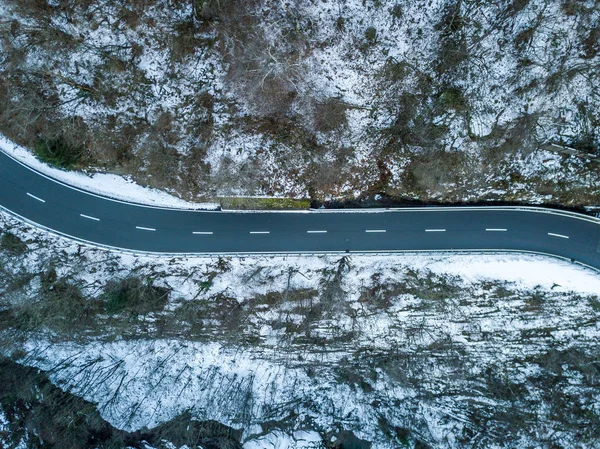 Vista Aérea Del Sinuoso Camino Través Del Paisaje Nevado Montaña —  Fotos de Stock