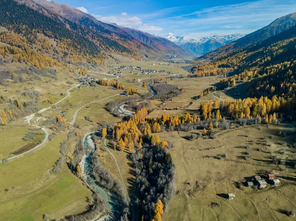 Vista Aérea Carretera Río Las Montañas Suizas —  Fotos de Stock