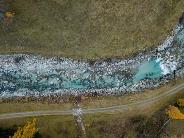 Flygfoto Över Floden Flyter Mellan Stenar Närbild — Stockfoto