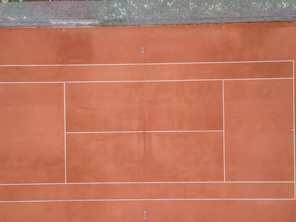 İsviçre 'deki boş tenis kortunun havadan görünüşü.