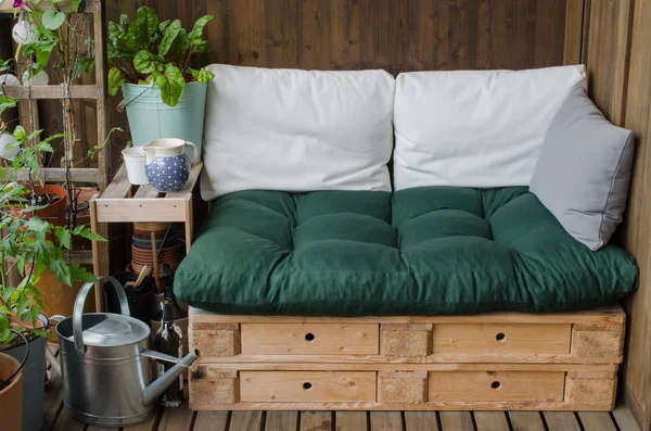 Gezellige Houten Palletbank Balkon — Stockfoto