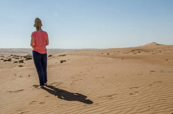 Girl Standing Alone Wahiba Sands Desert Looking Horizon Royalty Free Stock Fotografie