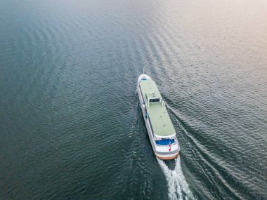 İsviçre 'de bir gölde seyir halindeki yolcu feribotunun hava görüntüsü.