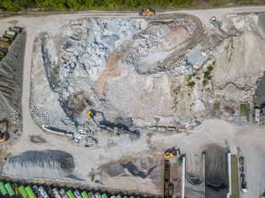 Beyaz arka planda ambalajda kahverengi haplar