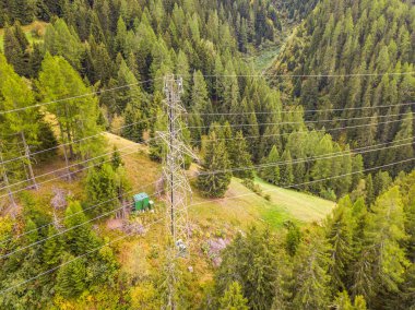 İsviçre 'nin dağlık bölgesindeki elektrik hattı direğinin hava görüntüsü