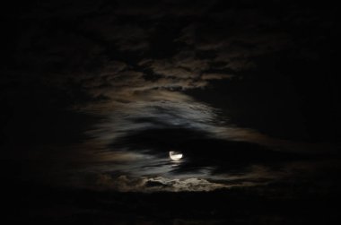 Dramatik bulutlar. Yaz akşamında gün batımı.