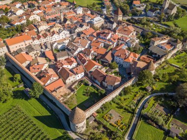 İsviçre 'deki köyün havadan görünüşü