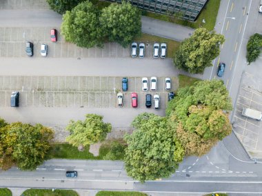 Araba satıcısının büyük araba parkının havadan görüntüsü. İkinci el arabalar..