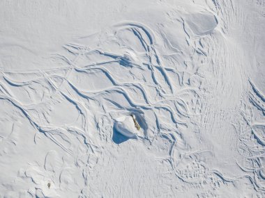 Karda kayak izlerinin hava görüntüsü. Toz içinde taşra kayağı