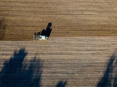 İsviçre 'deki tarım arazisindeki hasatçının hava görüntüsü