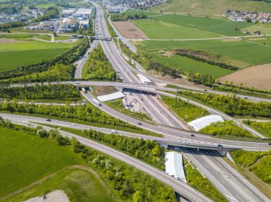 İsviçre 'de Zürih' e giden otoyolun havadan görüntüsü. Zürih 'e giden otoyolun büyük kavşağı.