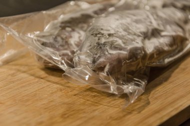 Plastik paketlerde mühürlü ve donmuş alabalık.