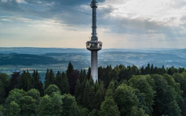 Yeşil çayır üzerindeki güç hattı