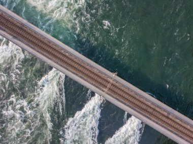 İsviçre 'de Ren nehri boyunca uzanan demiryolu köprüsünün havadan görüntüsü..