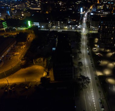 Parlak ışıklarla Avrupa şehrinin havadan görünüşü