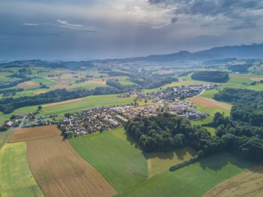 İsviçre 'deki köyün havadan görünüşü