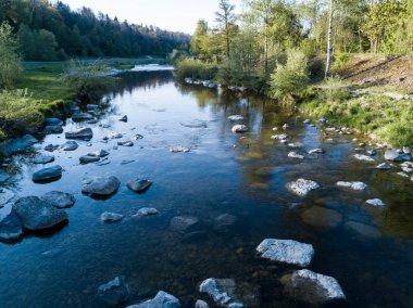 Kayaların arasından akan nehir manzarası, yaklaş.