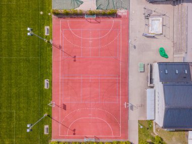 Demiryolu ve yol arasındaki tenis kortunun havadan görünüşü