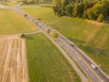 İsviçre 'de gün batımında kırsal alanda hava manzaralı yol