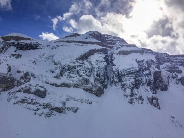 Soğuk bir kış gününde İsviçre dağları. Karla kaplı zirveler