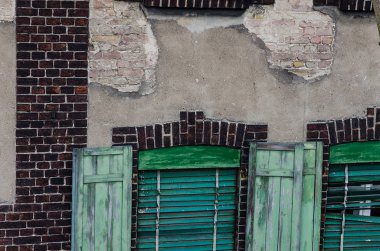 Arkaplanda yeşil pencere panjurları