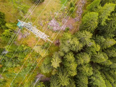 İsviçre 'nin dağlık bölgesindeki elektrik hattı direğinin hava görüntüsü