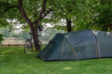 Romantik gölün yanında çadır ve bisiklet