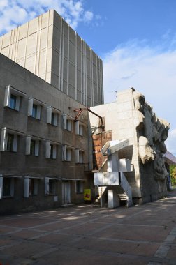 Komünist binanın dış cephesinin ayrıntıları