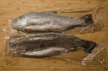 Plastik paketlerde mühürlü ve donmuş alabalık.