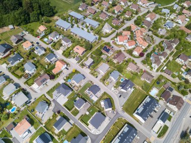 İsviçre 'nin kırsal kesiminin gökyüzü manzaralı binaları