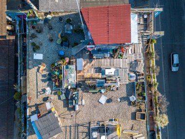 Kentsel yerleşim alanındaki çatı bahçesinin havadan görünüşü