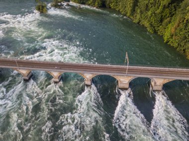 İsviçre 'de Ren nehri boyunca uzanan demiryolu köprüsünün havadan görüntüsü..