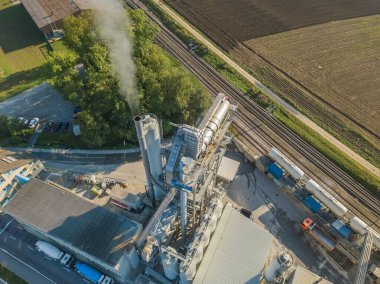 İsviçre 'de beton üretimi için havadan çimento manzarası