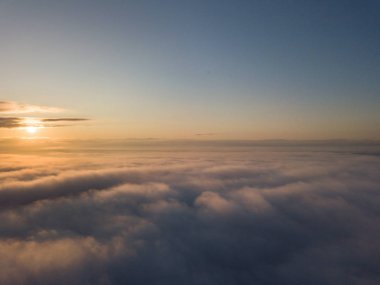 Turuncu güneş ışığında dramatik fırtına bulutları. Yaz akşamında gün batımı.