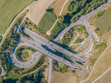 İsviçre 'deki otoban köprüsü ve tünel girişinin havadan görüntüsü