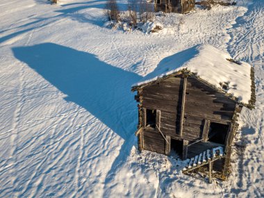 Kardaki kır evinin havadan görünüşü. Karlı uzak bina 