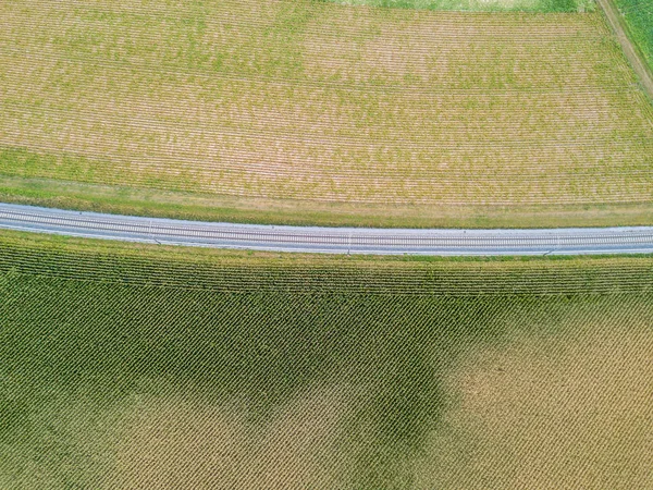 Luftaufnahme Von Geraden Bahngleisen Durch Ackerland — Stockfoto