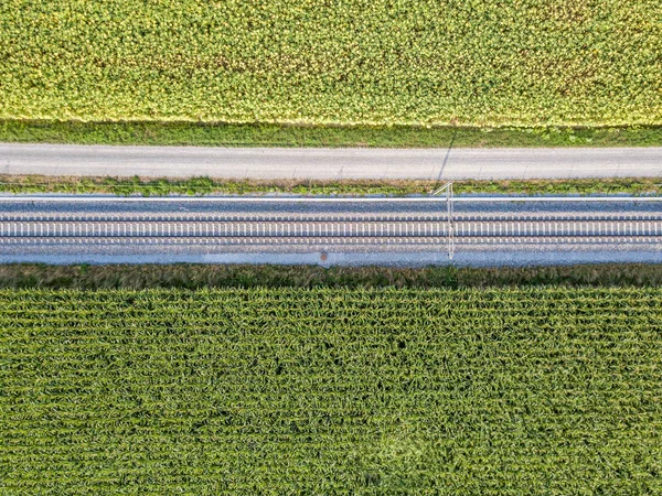 Flygfoto Över Raka Järnvägsspår Genom Jordbruksmark — Stockfoto